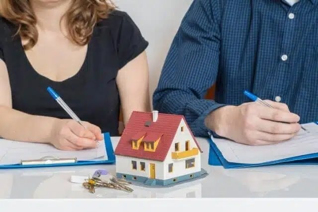 TRẢ NỢ THAY CHỒNG/VỢ, NHƯNG TÀI SẢN VẪN BỊ SIẾT? 