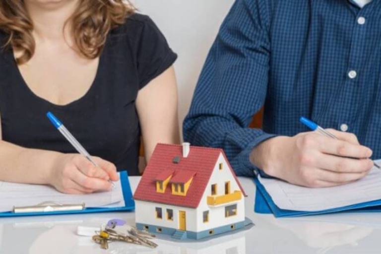 KÝ HỢP ĐỒNG MUA BÁN NHÀ ĐẤT: CÓ BẮT BUỘC PHẢI CÓ CẢ VỢ VÀ CHỒNG KHÔNG?